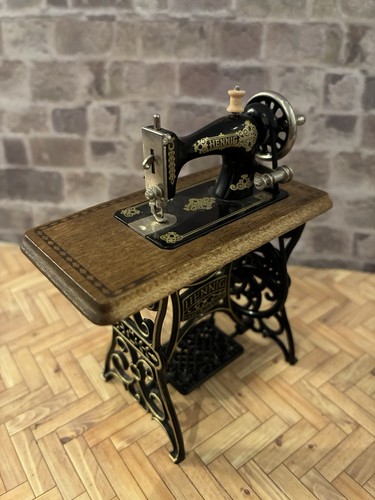Dolls house scale - dolls, 1/12