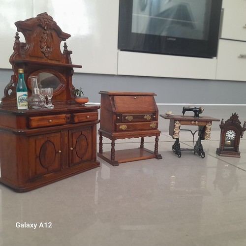 Vintage wood dollshouse - 1:12,