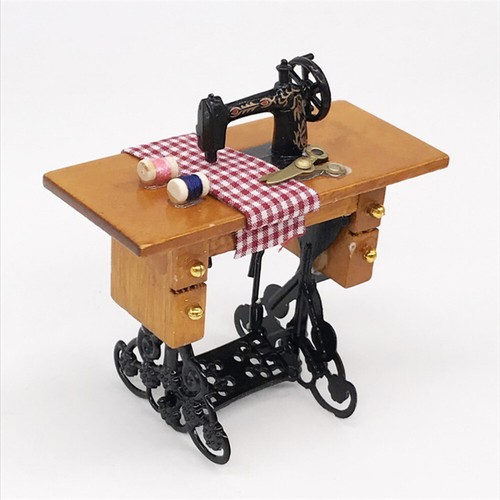Miniature sewing machine - 1:12,