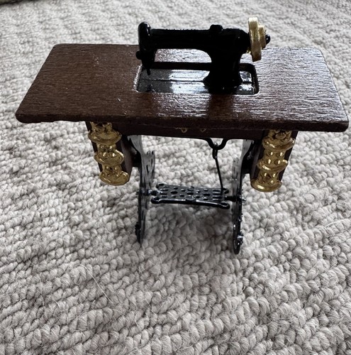Miniature decorative singer - miniature,