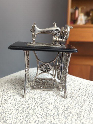 Dolls house 12th scale - dolls,