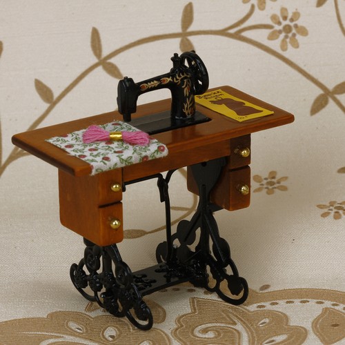 Miniature dolls house - dolls,