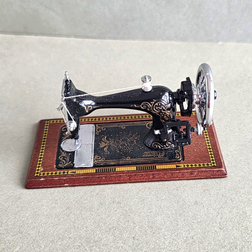 Dolls house scale - 1:12,